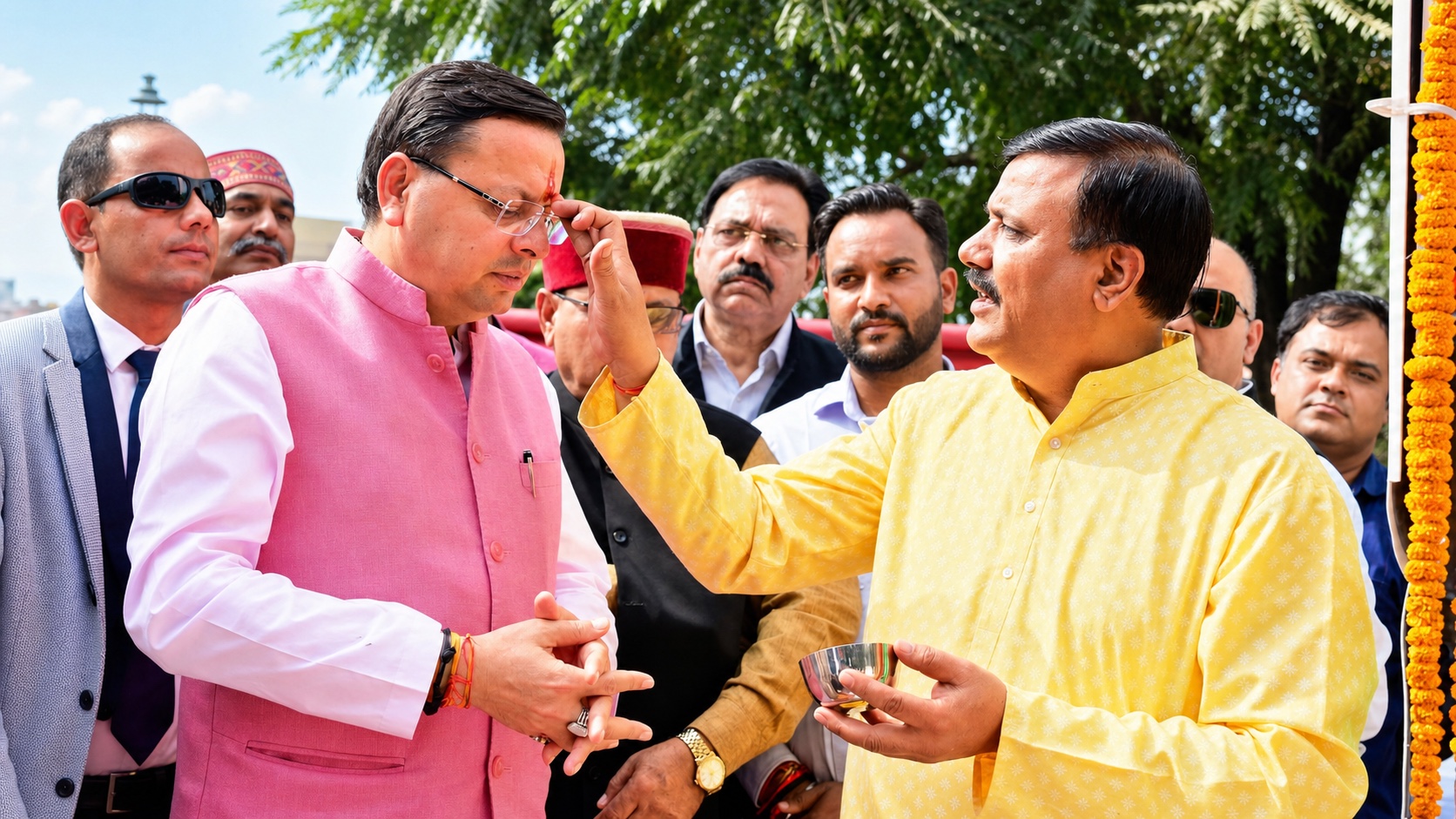 देहरादून में राष्ट्रीय ध्वज स्मारक के लोकार्पण अवसर पर मुख्यमंत्री पुष्कर सिंह धामी का तिलक करते पंडित बाल कृष्ण शास्त्री