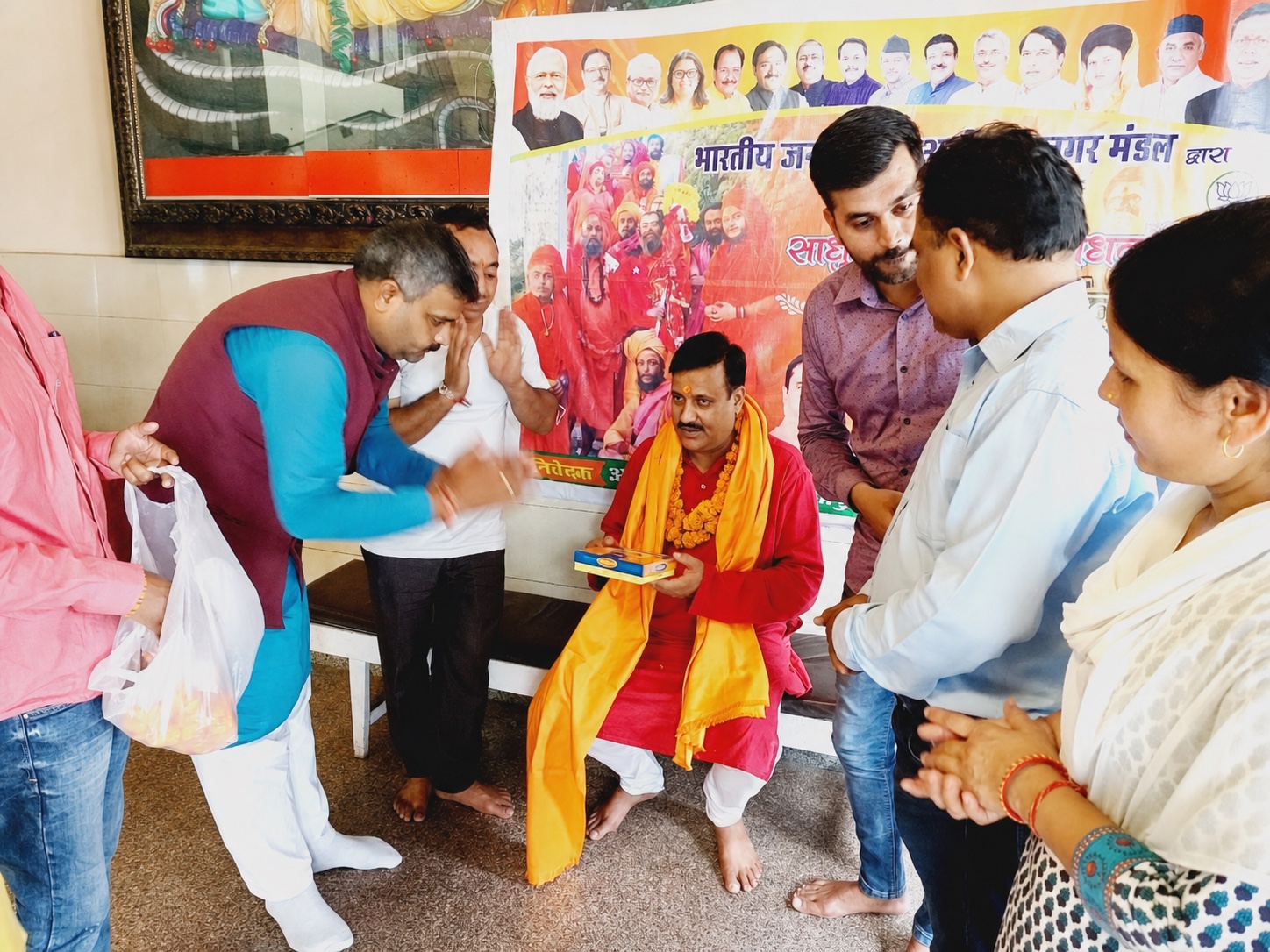गुरु पूर्णिमा के अवसर पर पंडित बाल कृष्ण शास्त्री से आशीर्वाद प्राप्त करते शिष्य