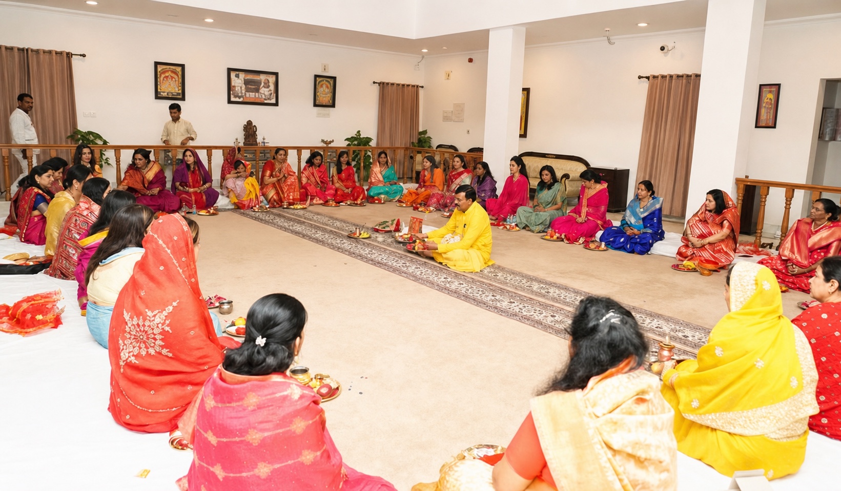 राजभवन में सामूहिक करवा चौथ पूजा करते पंडित बाल कृष्ण शास्त्री और पारंपरिक वेशभूषा में उपस्थित महिलाएं