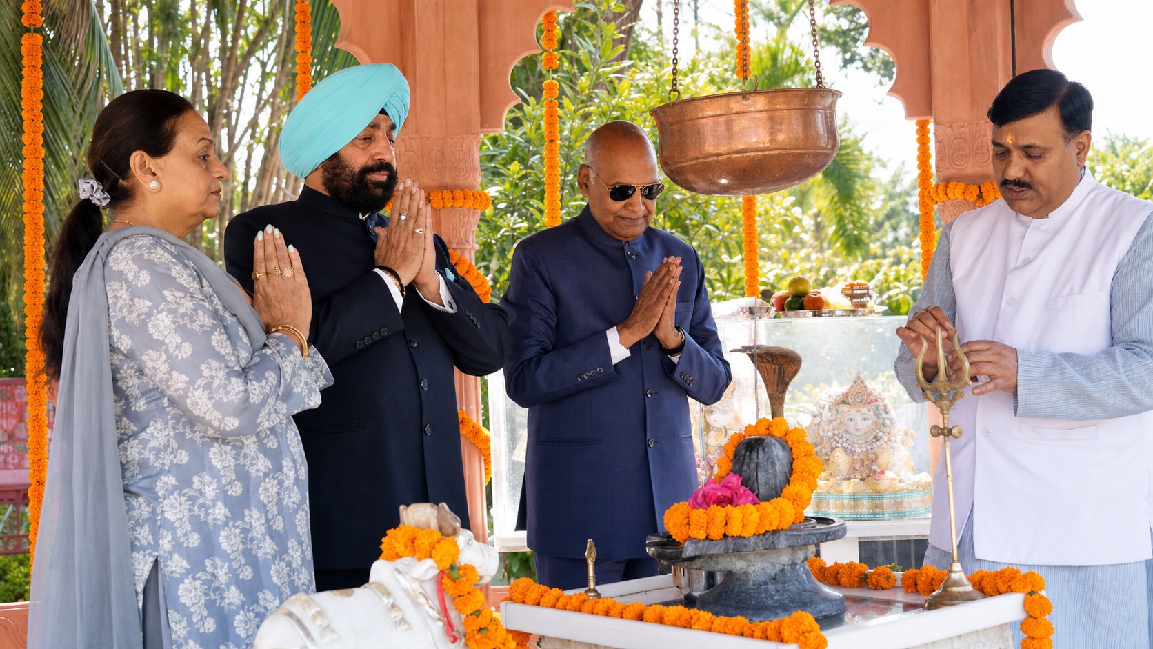 राजभवन स्थित राजप्रज्ञेश्वर महादेव मंदिर में पूर्व राष्ट्रपति राम नाथ कोविन्द और उत्तराखंड के राज्यपाल की पूजा कराते पंडित बाल कृष्ण शास्त्री