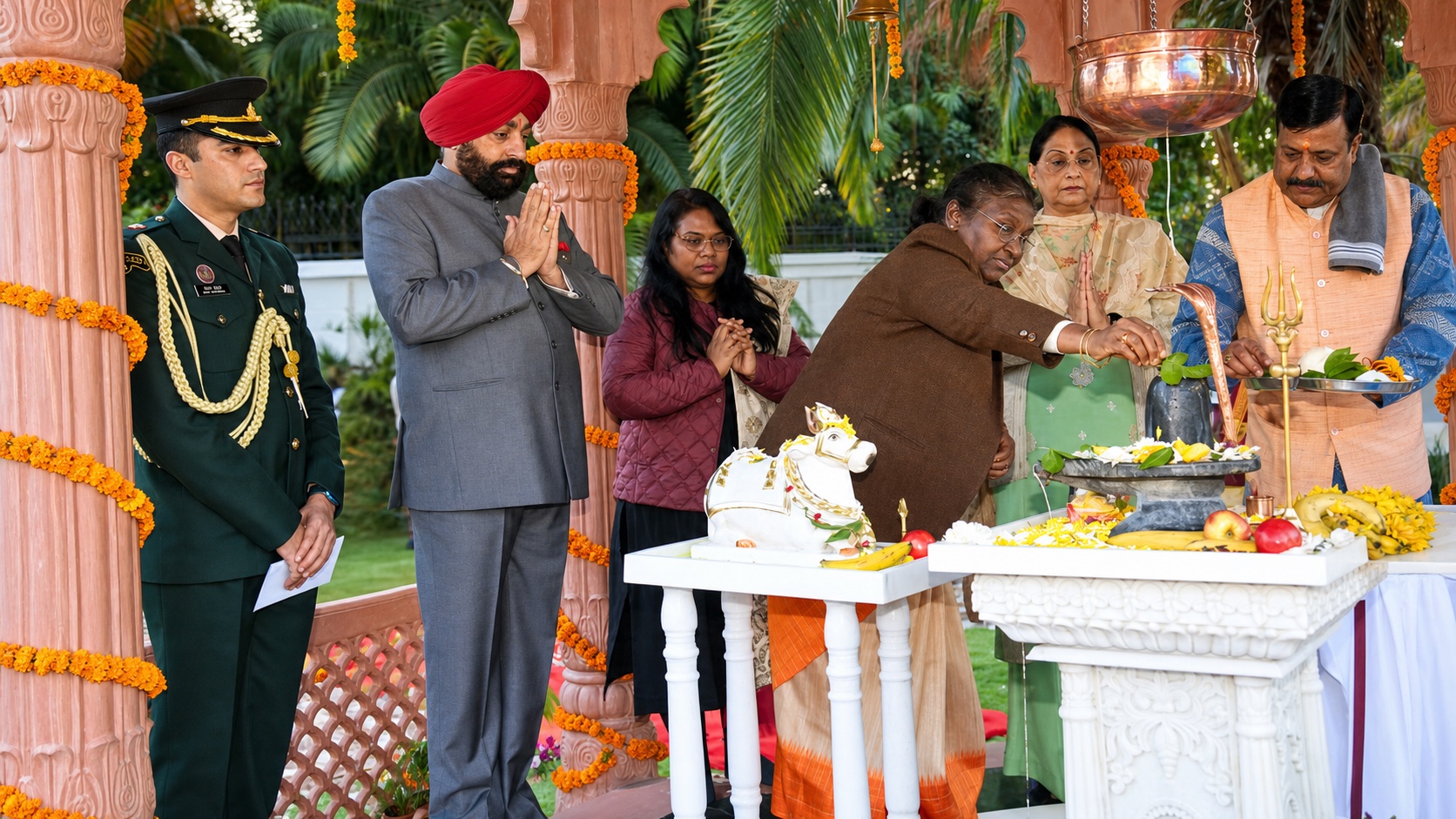 राजभवन के राजप्रज्ञेश्वर महादेव मंदिर में राष्ट्रपति द्रौपदी मुर्मु का रुद्राभिषेक संपन्न कराते पंडित बाल कृष्ण शास्त्री